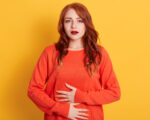 Sintomi dell'Intestino irritabile - Ragazza con problemi intestinali